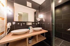 Dutxa, assecador de cabells i bidet 