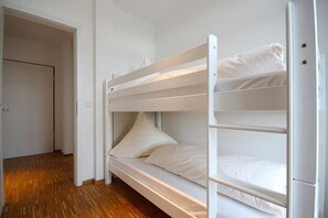 2 bedrooms, iron/ironing board, free WiFi