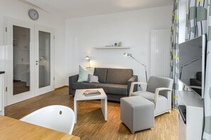 Télévision, lecteur de DVD, livres