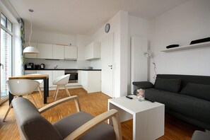Fernseher, DVD-Player, Bücher