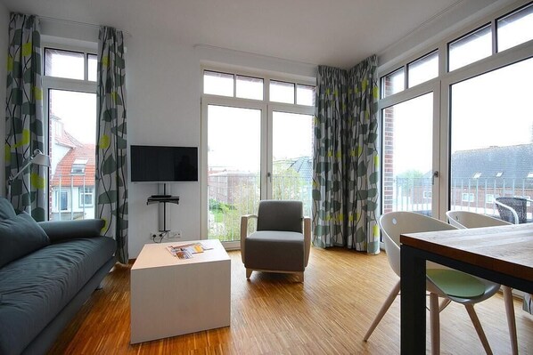 Fernseher, DVD-Player, Bücher