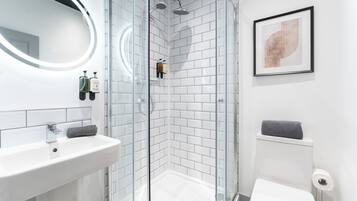Studio Superior | Phòng tắm | Buồng tắm vòi sen, đồ dùng nhà tắm được thiết kế riêng, máy sấy tóc
