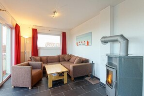 Fernseher, Kamin, DVD-Player, Bücher