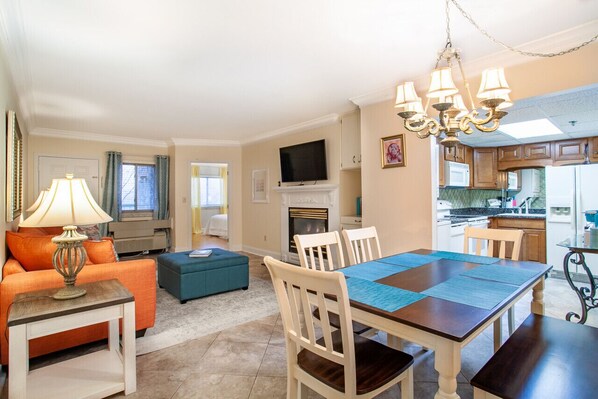 Interior - Dolly Dreams - Fireplace, Minutes to Dollywood! (Pigeon Forge)