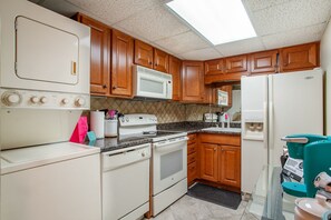 Een koelkast, een microgolfoven, een oven, een kookplaat