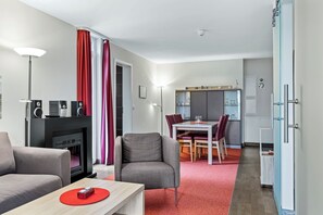 Télévision, cheminée, livres, chaîne hi-fi