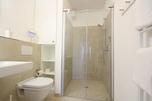 Douche, sèche-cheveux