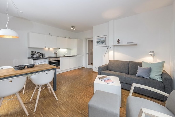 Télévision, lecteur de DVD, livres