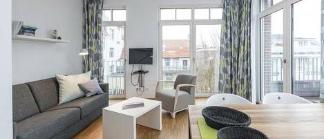 Télévision, lecteur de DVD, livres