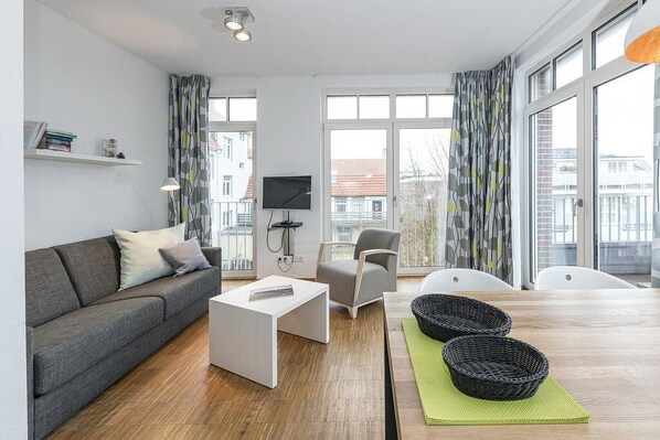 Fernseher, DVD-Player, Bücher