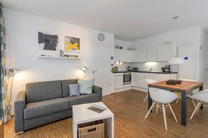 Télévision, lecteur de DVD, livres