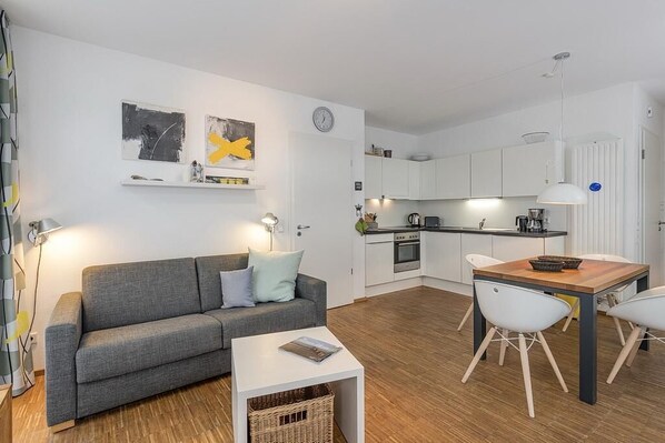 Fernseher, DVD-Player, Bücher