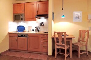 Réfrigérateur, micro-ondes, plaque de cuisson, lave-vaisselle