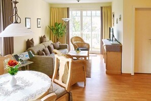 TV, DVD player, stereo - Ferienwohnung für Zwei mit Sonnigem Balkon und Wlan - nur 180 m zum Strand! (Ostseebad Kühlungsborn)