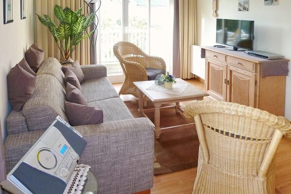 TV, DVD player, stereo - Ferienwohnung für Zwei mit Sonnigem Balkon und Wlan - nur 180 m zum Strand! (Ostseebad Kühlungsborn)