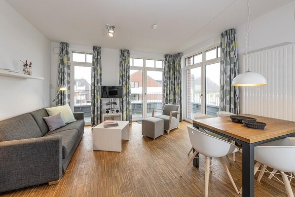 Fernseher, DVD-Player, Bücher