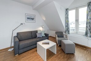 Télévision, lecteur de DVD, livres