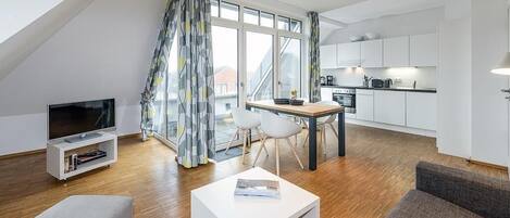 テレビ、DVD プレーヤー、書庫