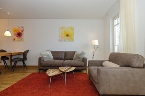 TV, DVD player, books, stereo - Tolle, Ruhige Familien-ferienwohnung mit Terrasse - nur 400 m zum Ostseestrand! (Ostseebad Kühlungsborn)