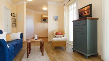 Een televisie, een dvd-speler, boeken en een stereo