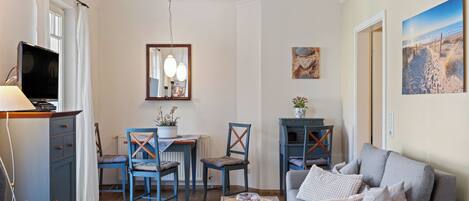 Televisio, DVD-soitin, kirjoja, stereot