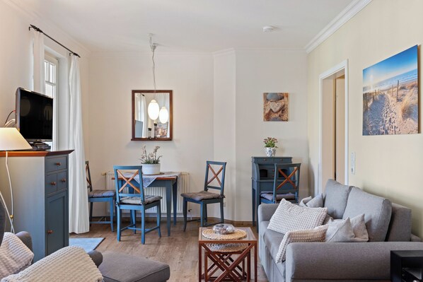 TV, DVD player, books, stereo