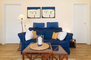 Télévision, lecteur de DVD, livres, chaîne hi-fi