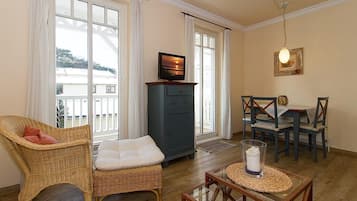 Télévision, lecteur de DVD, livres, chaîne hi-fi