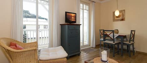 TV, lettore DVD, libri, impianto stereo
