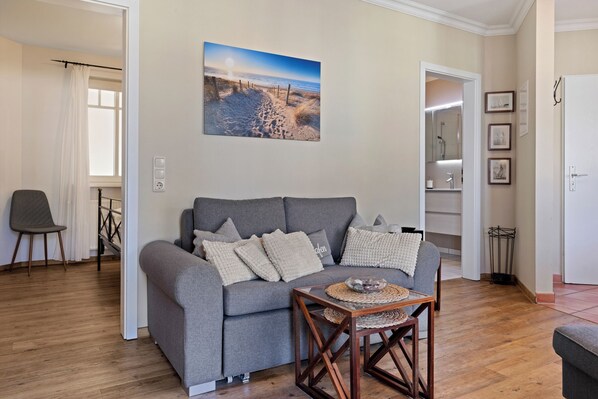 Televisio, DVD-soitin, kirjoja, stereot