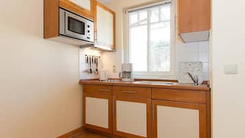 Réfrigérateur, micro-ondes, plaque de cuisson, cafetière/bouilloire