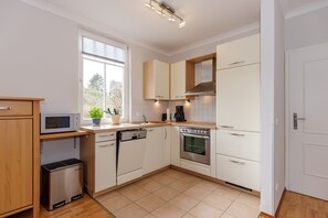 Fridge, microwave, oven, stovetop - Strandnahe Ferienwohnung an der Ostsee mit Zwei Terrassen und Saunanutzung! (Ostseebad Kühlungsborn)