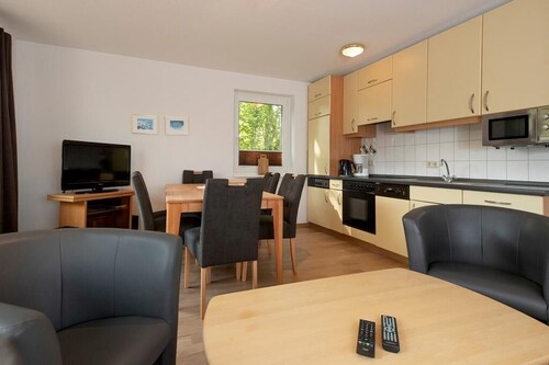 Strandnahes Familienhaus mit Terrasse, Kamin, zwei Bädern, Spiel- und Grillplatz