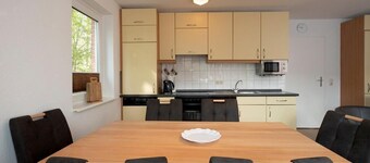 Strandnahes Familienhaus mit Terrasse, Kamin, Zwei Bädern, Spiel- und Grillplatz