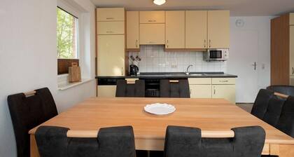 Strandnahes Familienhaus mit Terrasse, Kamin, zwei Bädern, Spiel- und Grillplatz