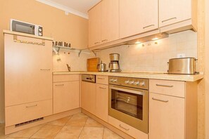 Frigorifero, microonde, forno, piano cottura