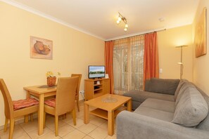 Televisie, een dvd-speler en een stereo