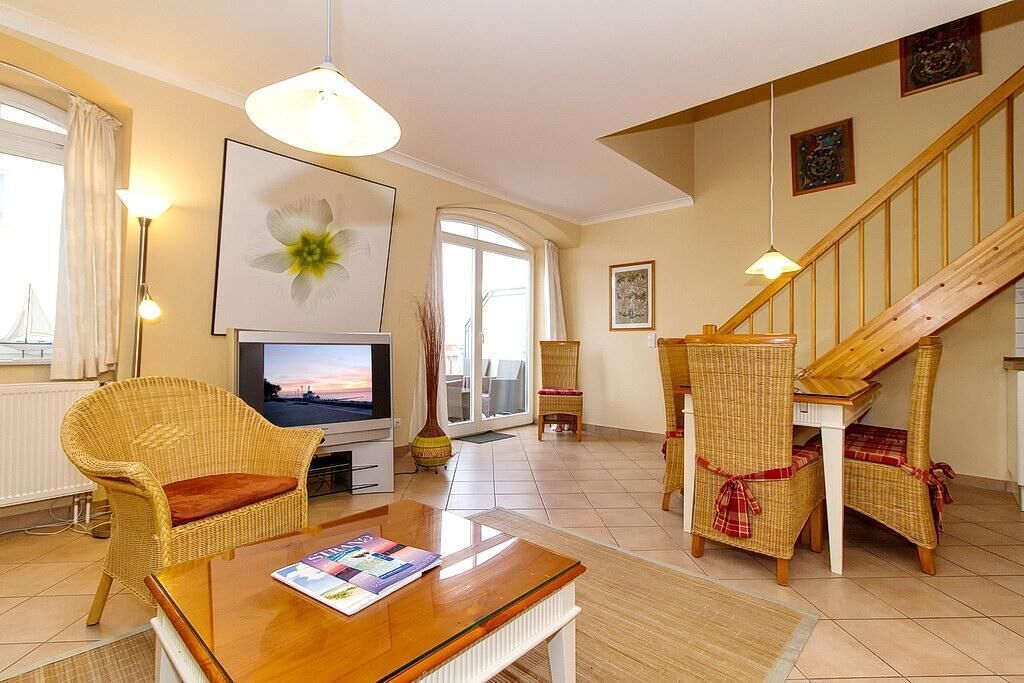 TV, lettore DVD, libri, impianto stereo