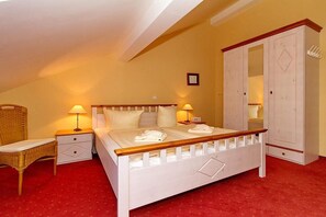 2 bedrooms, iron/ironing board, free WiFi