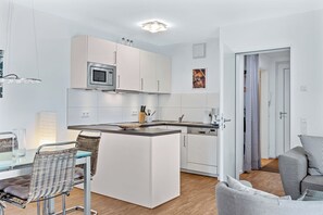 Fridge, microwave, oven, stovetop - Schönes Apartment mit Balkon und Fußbodenheizung - nur 150 m zum Ostseestrand! (Ostseebad Binz)