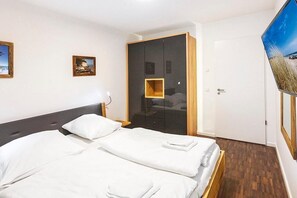 2 bedrooms, iron/ironing board, free WiFi