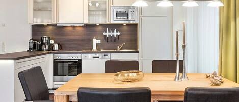 Réfrigérateur, four à micro-ondes, un four, surface de cuisson