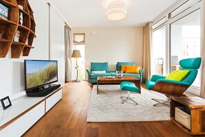 Televisie, een dvd-speler, boeken en een stereo