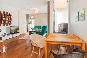 Télévision, lecteur de DVD, livres, chaîne hi-fi