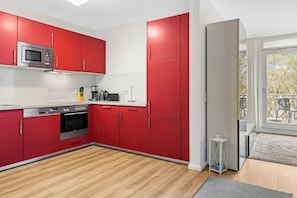 Fridge, microwave, oven, stovetop - Chic Baltic Sea apartment close to the beach with balcony, wood-burning stove and underfloor heating (Ostseebad Binz)