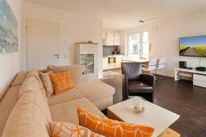 Fernseher, DVD-Player, Bücher, Stereoanlage