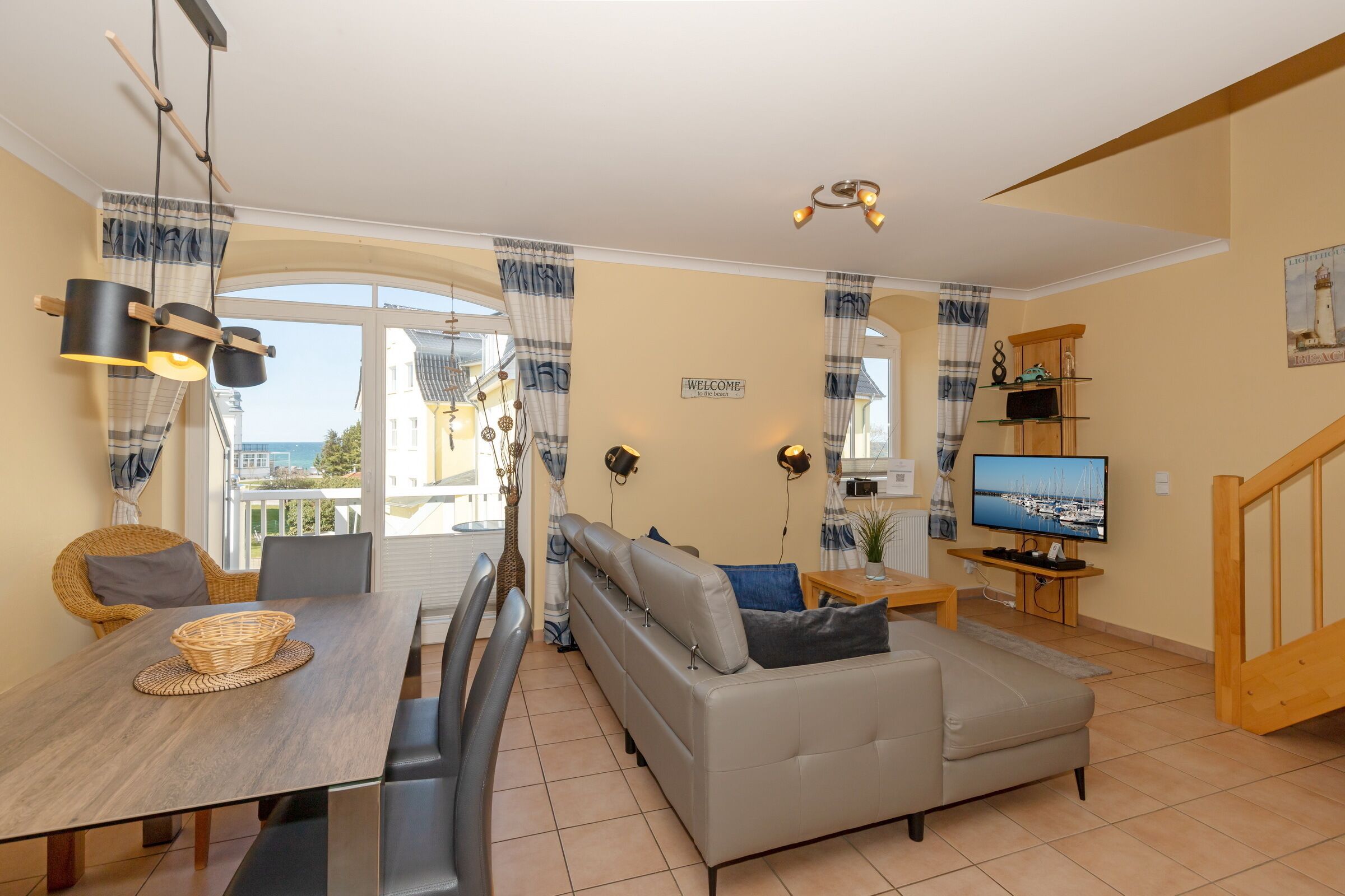 Fernseher, DVD-Player, Bücher, Stereoanlage