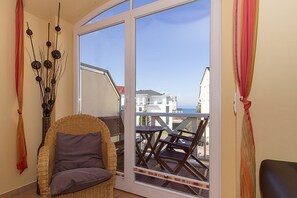 Televisio, DVD-soitin, kirjoja, stereot