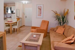 Televisie, een dvd-speler, boeken en een stereo