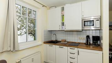 Geladeira, micro-ondas, cooktop, lava-louças